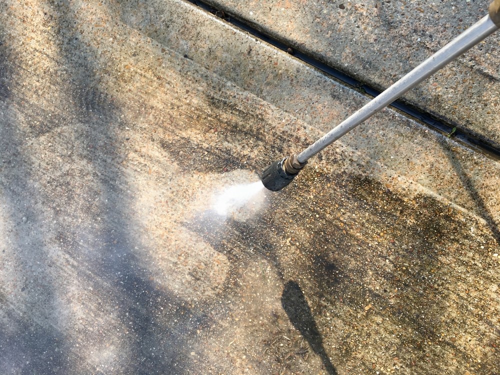 Cleaning a concrete surface